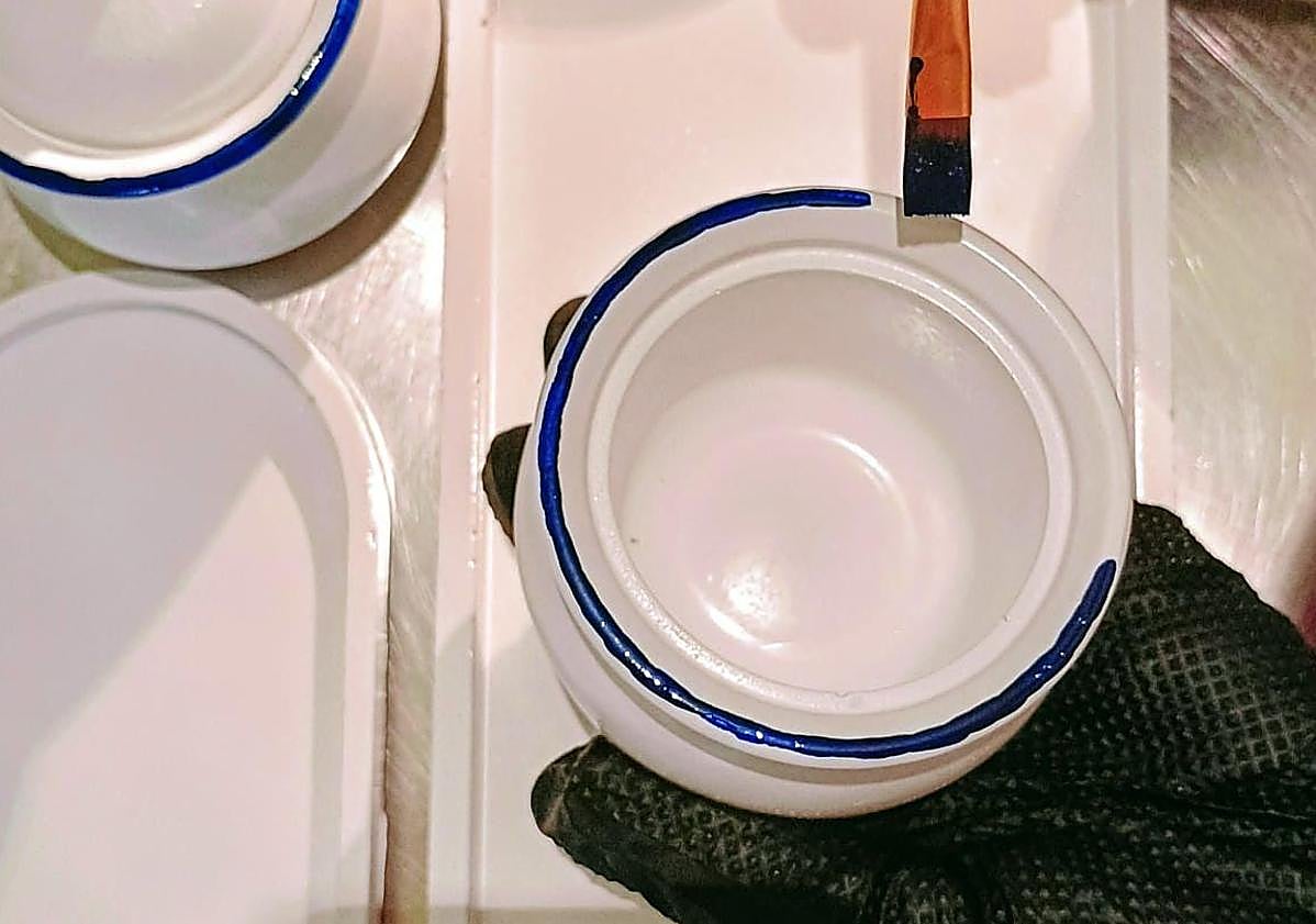 Imagen principal - Imagenes del proceso de creación del tradicional pote en cerámica con cemento.