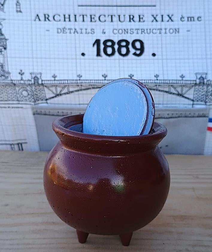 Imagen secundaria 2 - Imagenes del proceso de creación del tradicional pote en cerámica con cemento.