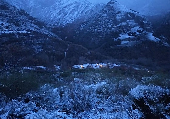 Imagen de la intensa nevada en la carretera que une Peñalba de Santiago y San Cristóbal de Valdueza.
