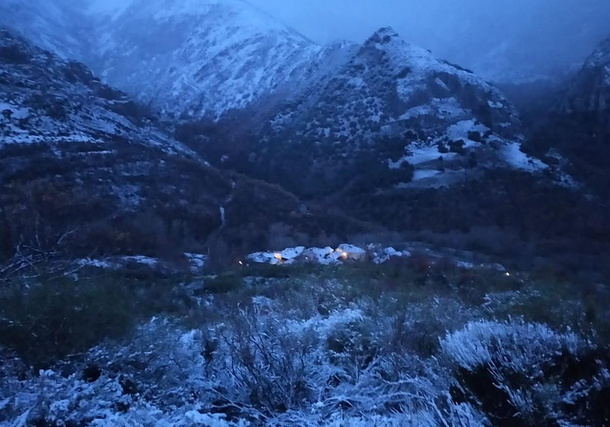 Imagen de la intensa nevada en la carretera que une Peñalba de Santiago y San Cristóbal de Valdueza.