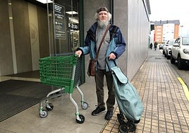 El vecino de Peñalba de Santiago, Nacho Morión, este miércoles, 3 de diciembre, a la entrada del supermercado donde iba a hacer la compra.