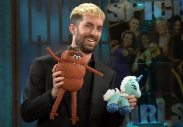 David Broncano enseñando el botillo del Bierzo en el programa del miércoles 3 de diciembre en 'La Revuelta'.