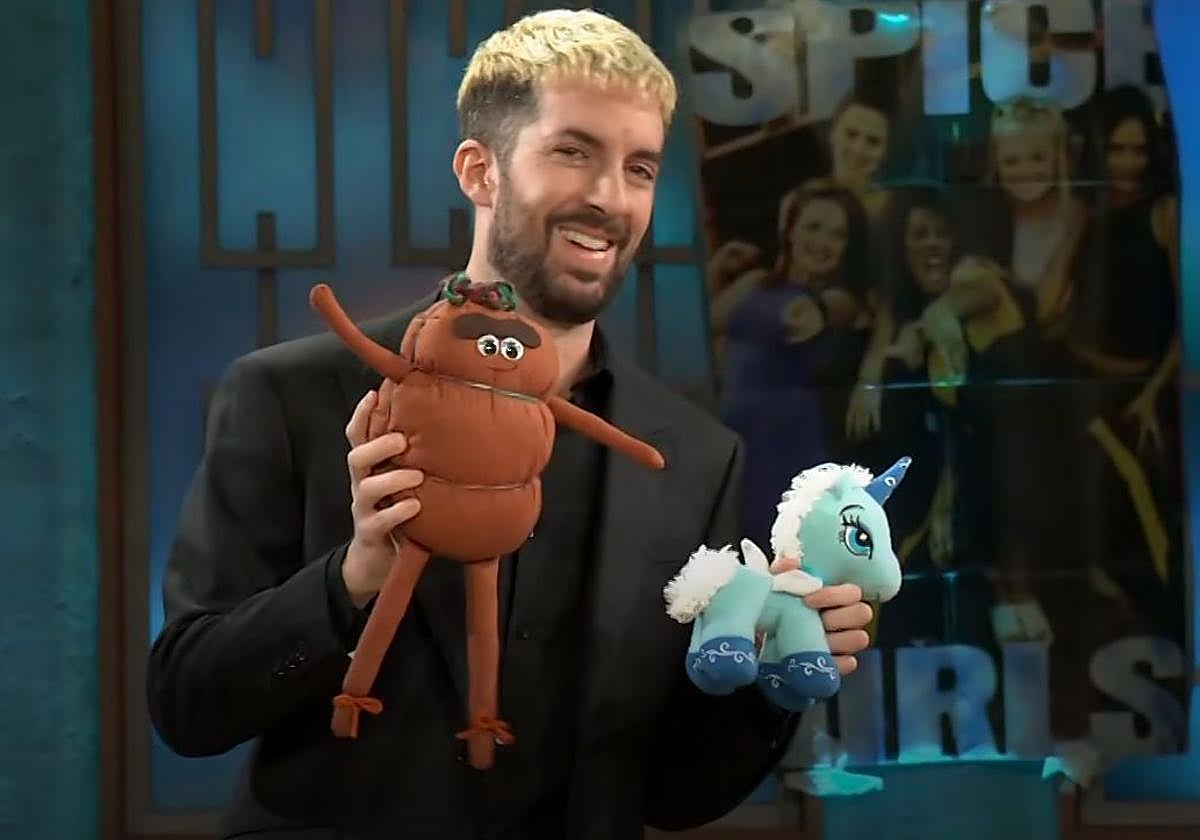 David Broncano enseñando el botillo del Bierzo en el programa del miércoles 3 de diciembre en 'La Revuelta'.