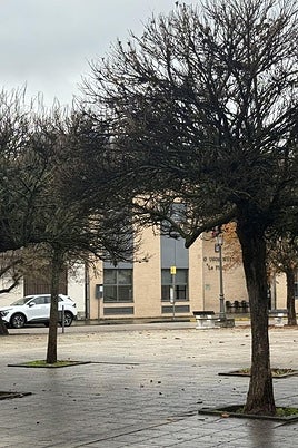 Imagen de la plaza del barrio ponferradino de La Placa, donde se realizará el encendido simbólico.