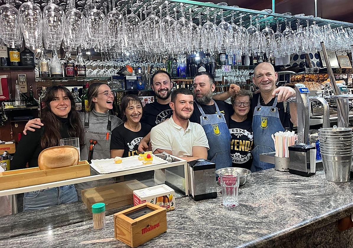 Imagen principal - Miguel y Nieves con todo el equipo, imagen del bar y ambos en su último día en el Gundín. 