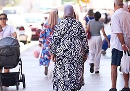 Varias personas caminando por la calle, una imagen de archivo.