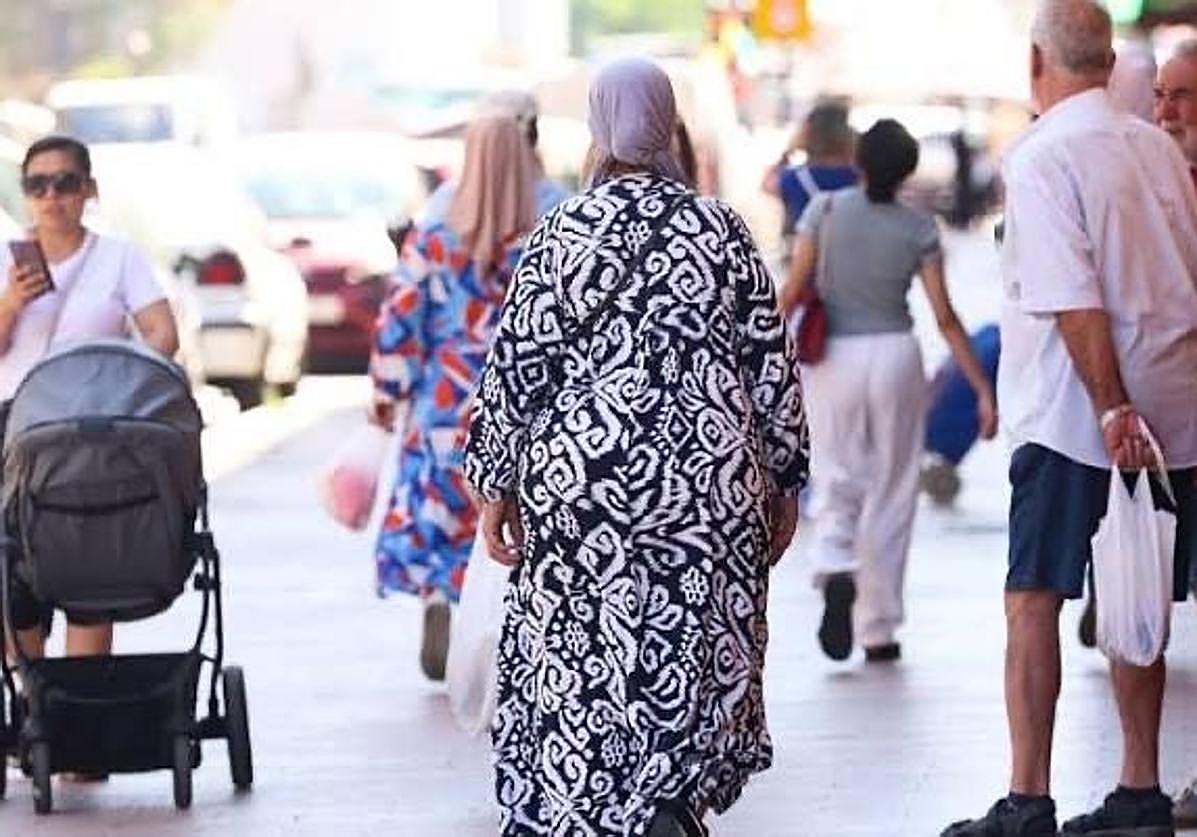 Varias personas caminando por la calle, una imagen de archivo.
