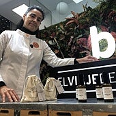 La titular de la Farmacia El Bierzo de Ponferrada, Marta Rodríguez Tato, junto a algunas de las muestras de bruma relajante de Las Médulas.