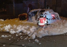 Labores de extinción del coche incendiado por parte de los Bomberos del Ayuntamiento de Ponferrada.