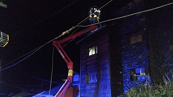 Un incendio destruye la cubierta de una vivienda en Guímara