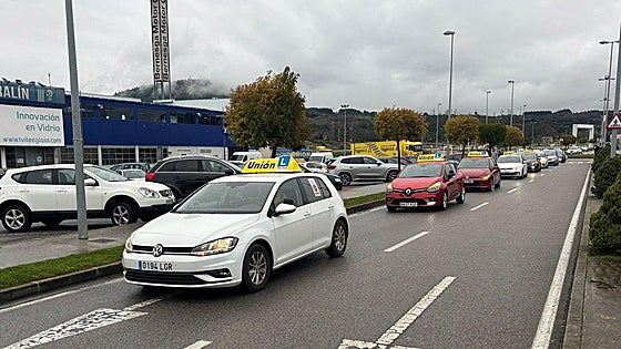 Las autoescuelas protestan por la falta de examinadores: «Tenemos que jugárnoslo a los chinos»