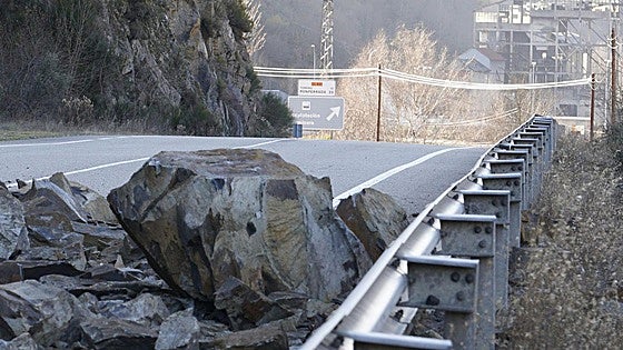 Un desprendimiento corta la carretera CL-631 en Páramo del Sil
