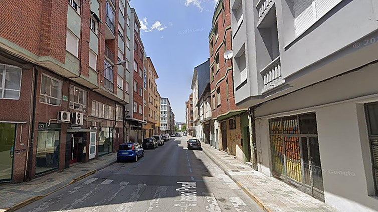 Cinco personas entran a robar en un piso del centro de Ponferrada