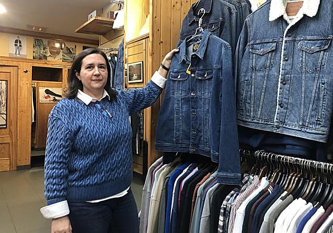 Elena Martínez mantiene vivo el legado de Rubén Fernández al frente de la tienda que regenta en el centro de Ponferrada.