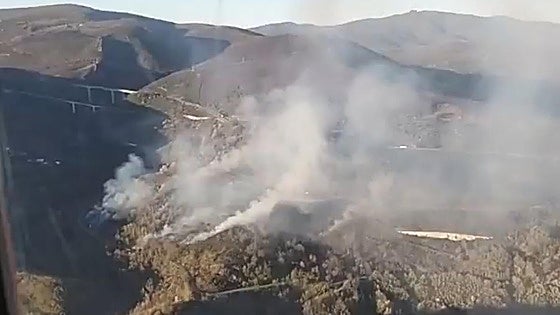 Un incendio en Las Herrerías moviliza un amplio dispositivo de medios aéreos y terrestres