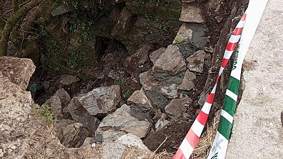 Comienzan la obras de reparación del socavón que se abrió en La Cernada