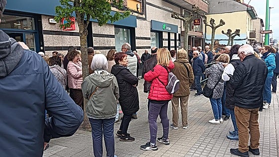 Los vecinos de Flores del Sil llevan su dinero a otros bancos como «castigo» a Unicaja