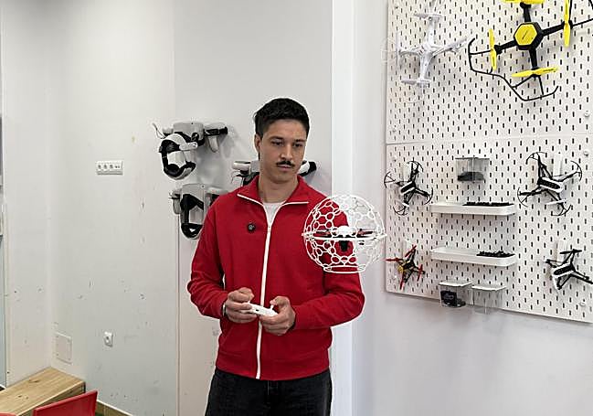 Ignacio Vallejo volando uno de los drones utilizados para la práctica de Drone Soccer, actividad base para sus alumnos en este tercer trimestre.