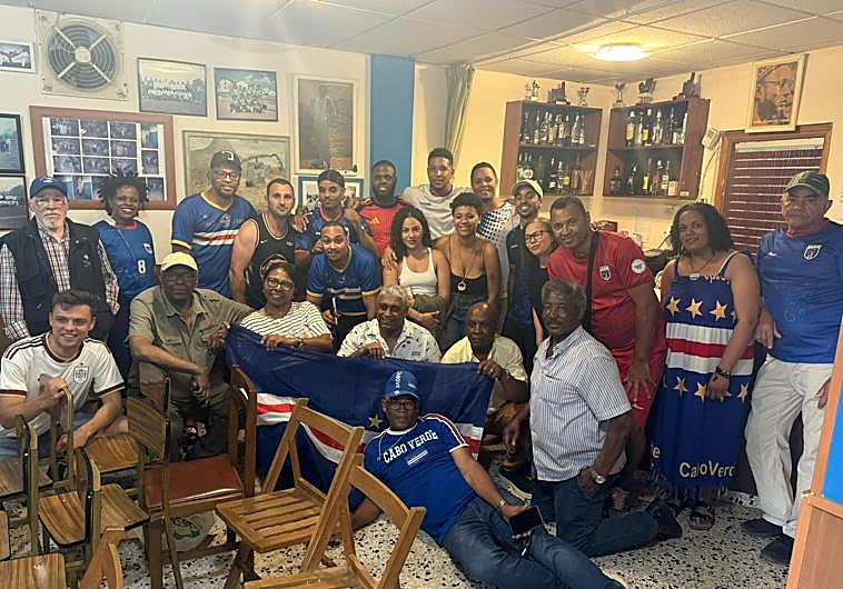 Imagen principal - Aficionados caboverdianos momentos previos al comienzo del partido.