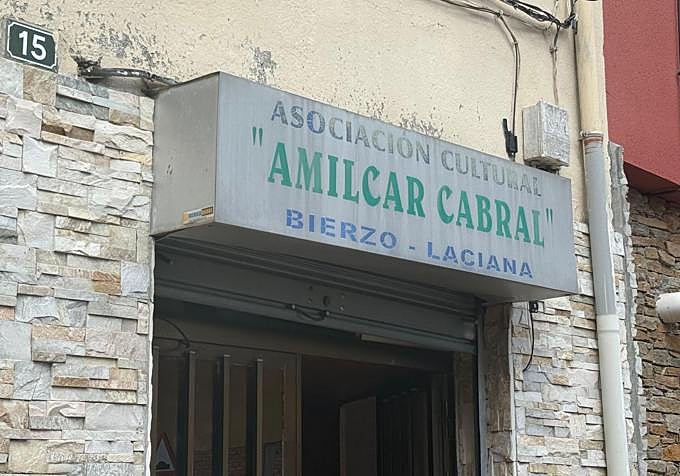 Imagen de la fachada de la sede de la asociación 'Amilcar Cabral' en Bembibre.