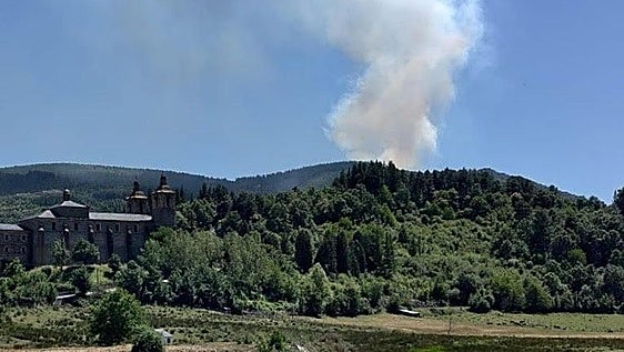 Más de 20 medios aéreos y terrestres trabajan en la extinción de un incendio declarado de nivel 1 en Arganza