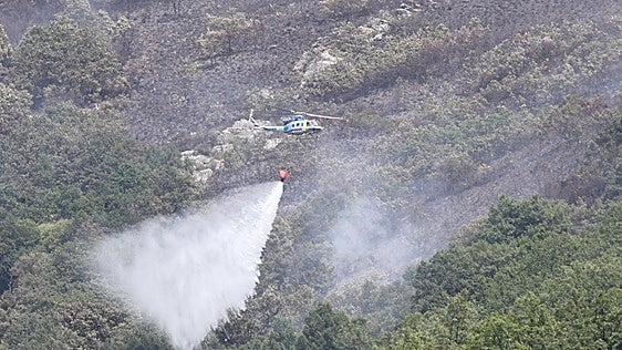 Evolucionan favorablemente los incendios de León gracias a la meteorología nocturna