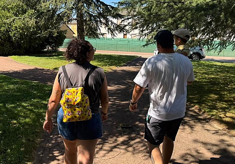 Imagen principal - Antolín Fernández y Kassandra Cañibano junto a su hijo Julen, en el parque la Valiña en Camponaraya.