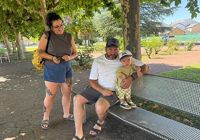 Antolín Fernández y Kassandra Cañibano junto a su hijo Julen, en el parque la Valiña en Camponaraya.