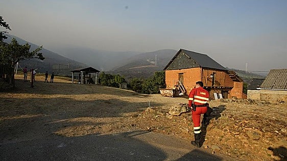 Consolidan el 90% del perímetro del incendio de Castropodame y los evacuados pueden volver a sus casas