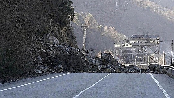 Nuevo derrumbe en la carretera CL-631 en Palacios del Sil