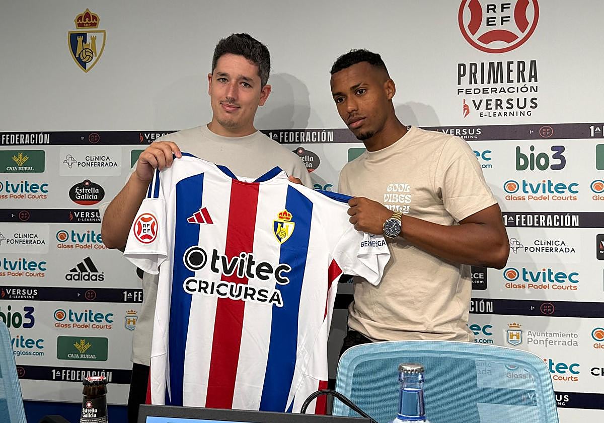 Jesús Fernández, adjunto a la dirección deportiva de la Ponferradina, junto a Quicala Bari, nuevo jugador de la Deportiva.