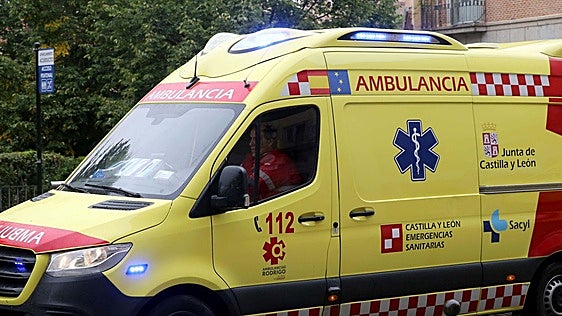 Un motociclista de unos 50 años queda herido en Carracedelo tras chocar con un coche