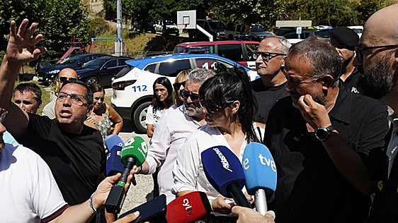 Los políticos escuchan los reproches de Manzanedo de Valdueza tras la riada y los incendios de hace un año en la zona