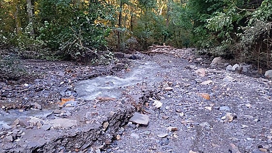 La difícil situación de Peñalba: a los desprendimientos en la carretera se unen destrozos en el río Oza