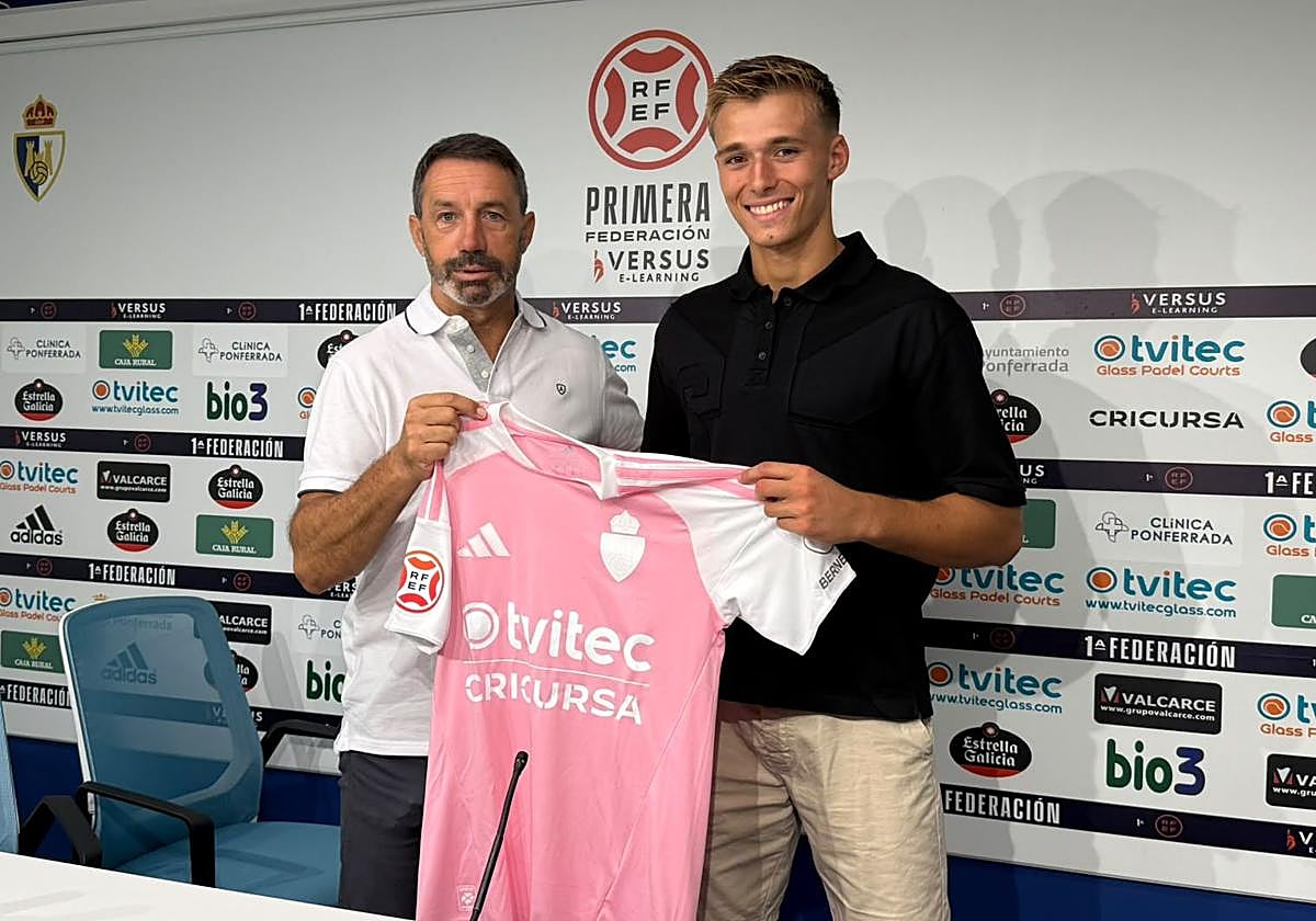 El director deportivo de la Deportiva, José Sietes junto al nuevo jugador blanquiazul, Jose Luis Aranda.