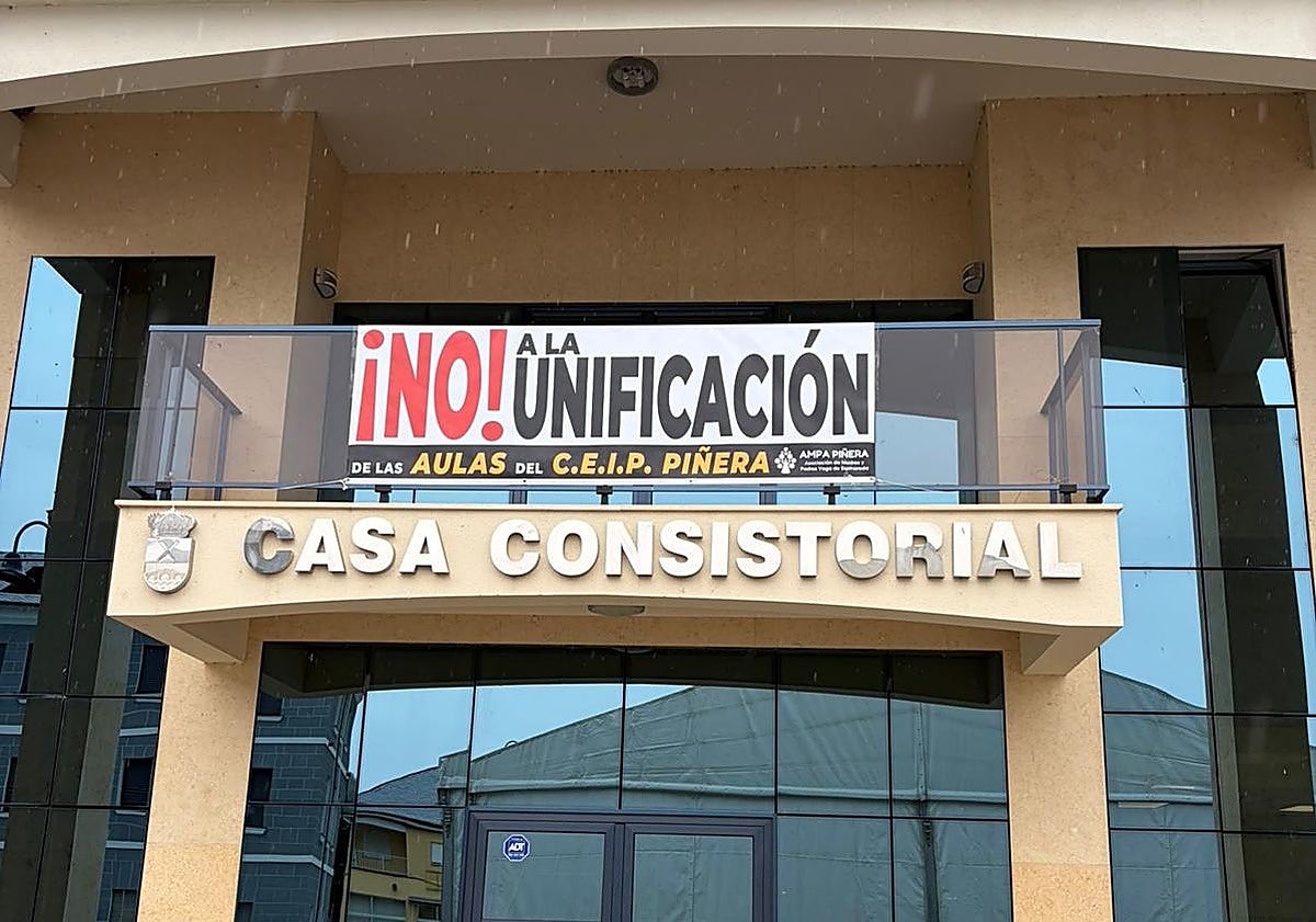 Cartel contrario a la unificación de aulas instalado en el Ayuntamiento de Vega de Espinareda.