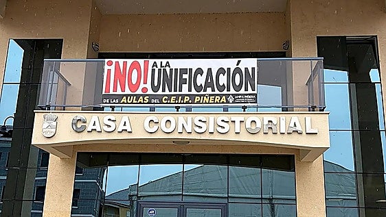 Educación da marcha atrás y paraliza la unificación de clases en el colegio Piñera de Vega de Espinareda