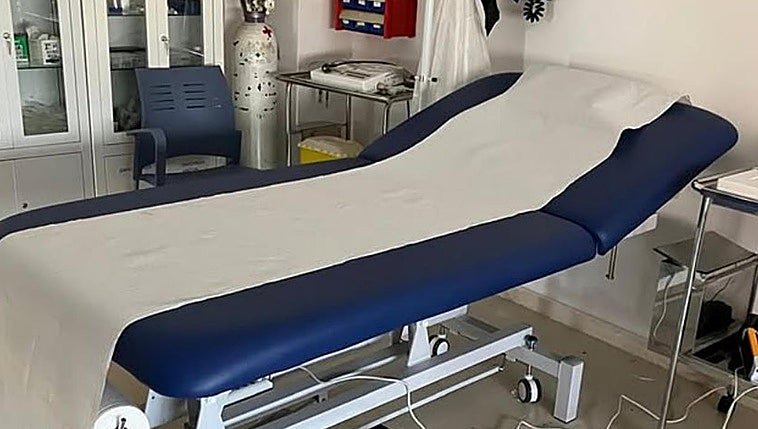 Páramo del Sil combate la «inacción» de la Junta y adquiere con fondos propios una camilla para el consultorio médico