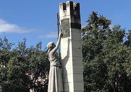 El Monumento a Gil y Carrasco preside una de las glorietas de entrada a Ponferrada.