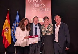 La alcaldesa de Bembibre, Silvia Cao (I), recogió el diploma en un acto celebrado en el Teatro Real de Madrid.