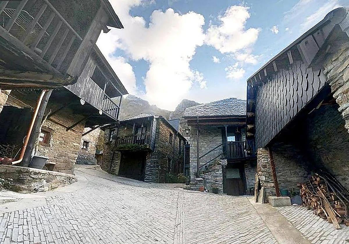 Imagen de viviendas en un pueblo del Bierzo.