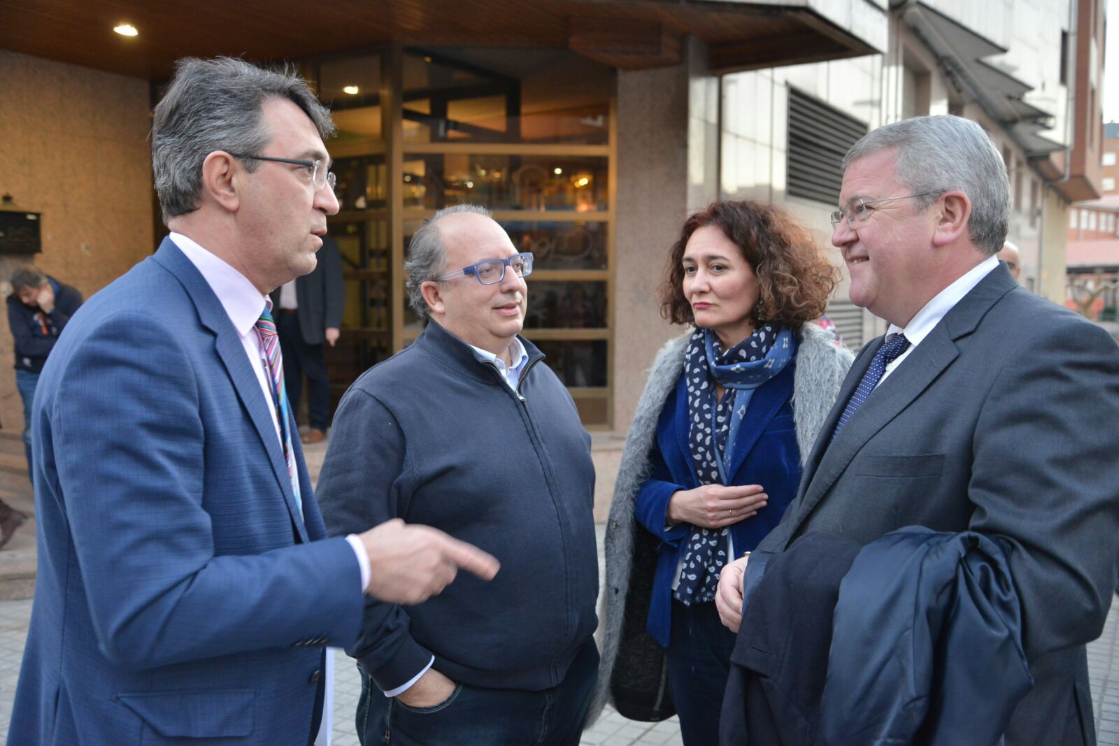 Majo conversa con el presidente del PP de León, la alcaldesa de Ponferrada y el senador Alfonso Rodríguez-Hevia.
