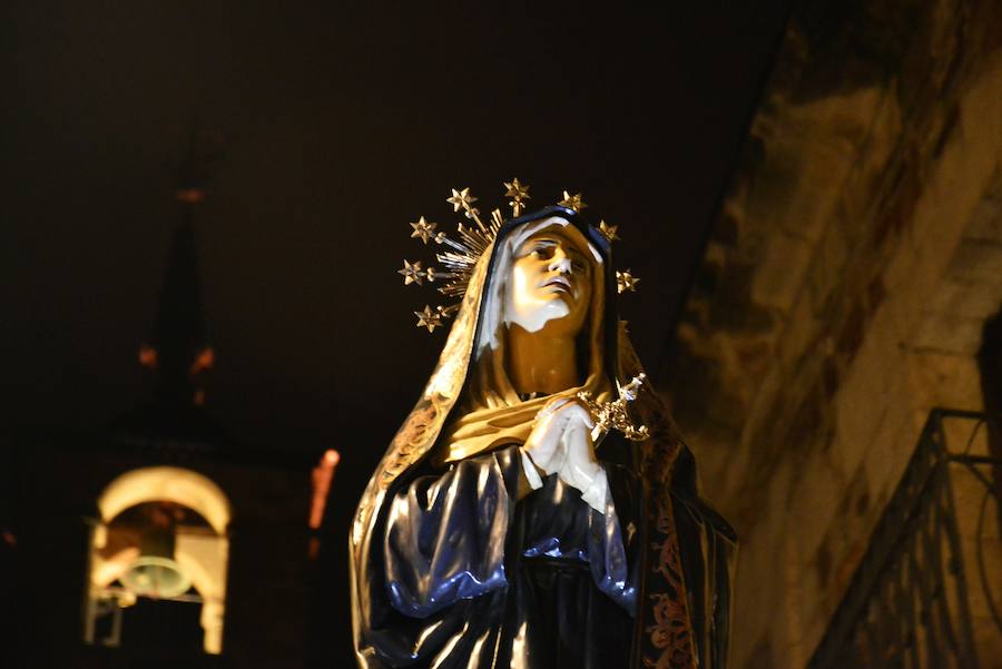 La imagen de Nuestra Señora de los Dolores, a su paso por la calle del Reloj.