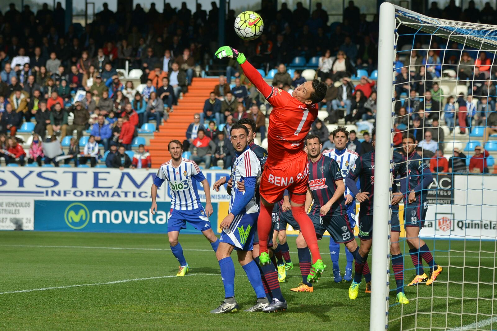 El gol de Aguza adelantó a la Ponferradina en el 6', minutos más tarde el centrocampista abandonaba lesionado.