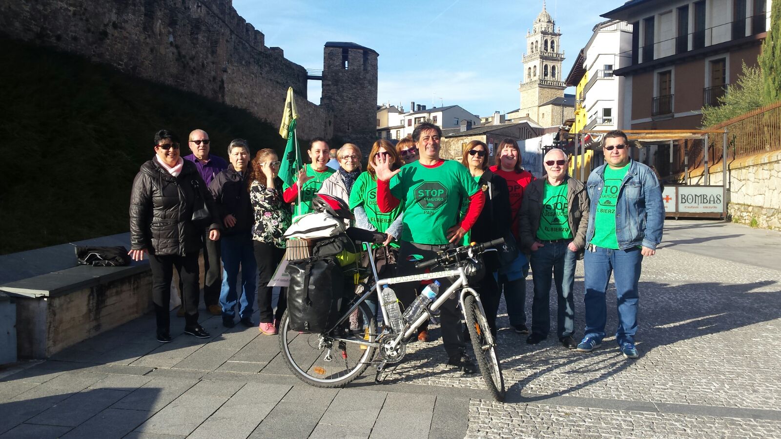 Néstor, a su llegada a Ponferrada, con sus compañeros de PAH Bierzo.