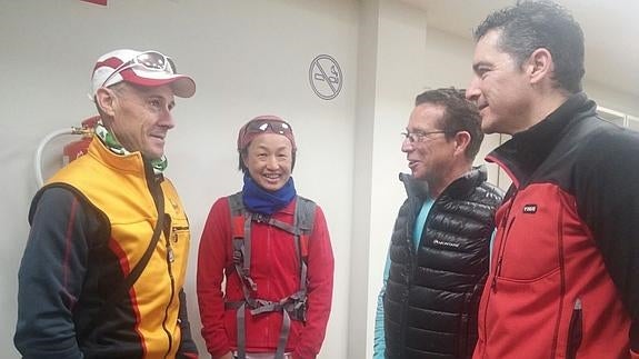 El ultrafondista Salva Calvo y la corredora camboyana Nary Ly, con Carlos Souto y Roberto Mendo.