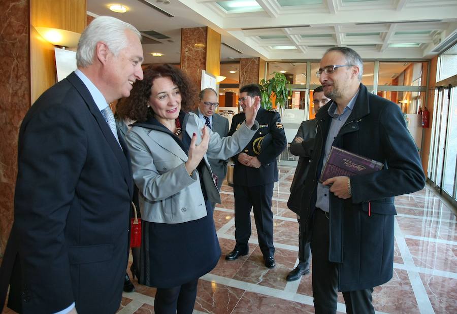 Concepción conversa con la alcaldesa de Ponferrada y el responsable de Justicia de CSIF.