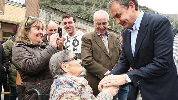 Zapatero saluda a una vecina de Matarrosa, en la inauguración de la Casa del Pueblo.