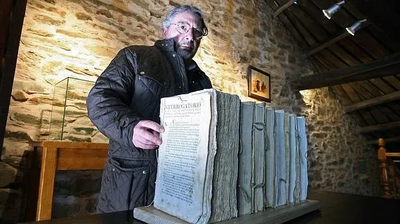 El pedáneo, Melchor Moreno, con los ejemplares, que serán expuestos en la casa-museo de Santa Marína.
