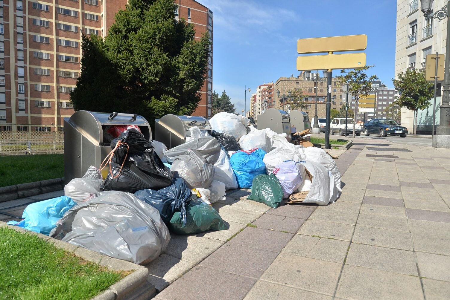 La acumulación de basura ya era visible tras varios días de huelga.